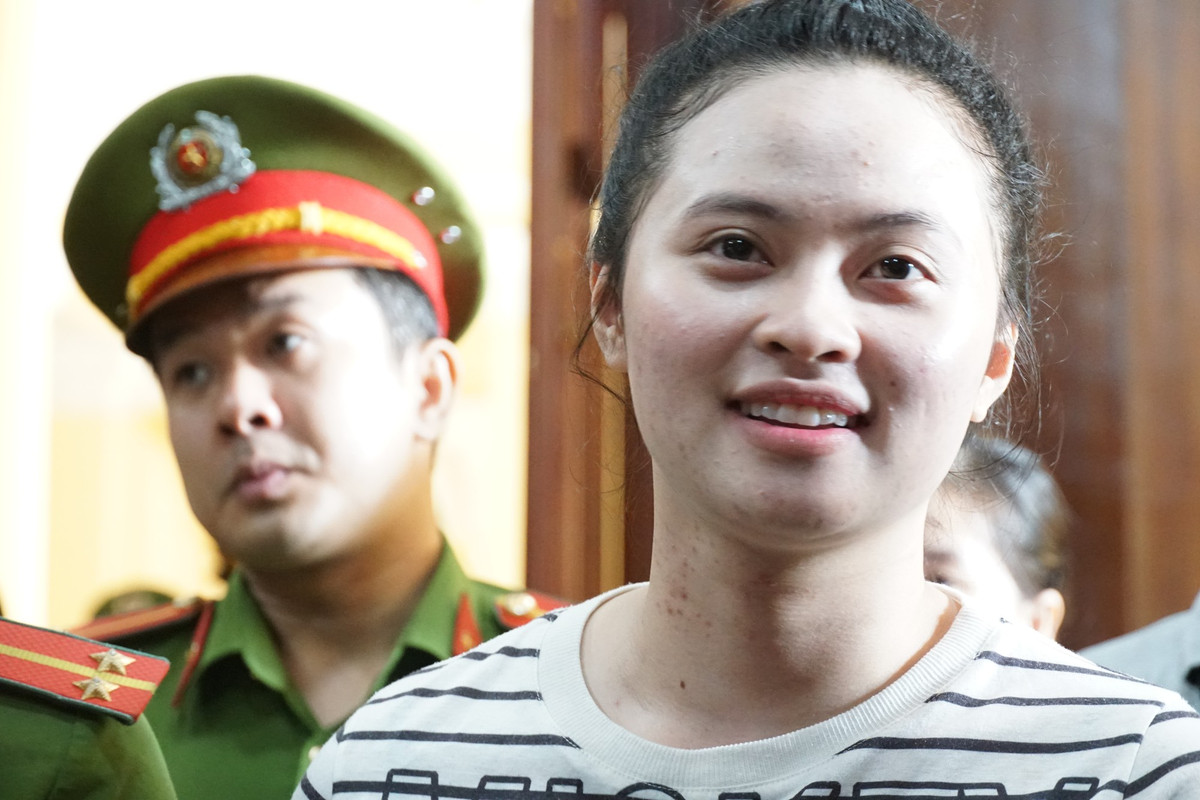 Đôi lúc, nữ bị cáo gốc Hải Phòng cười tươi trước khi HĐXX bắt đầu phiên xử.