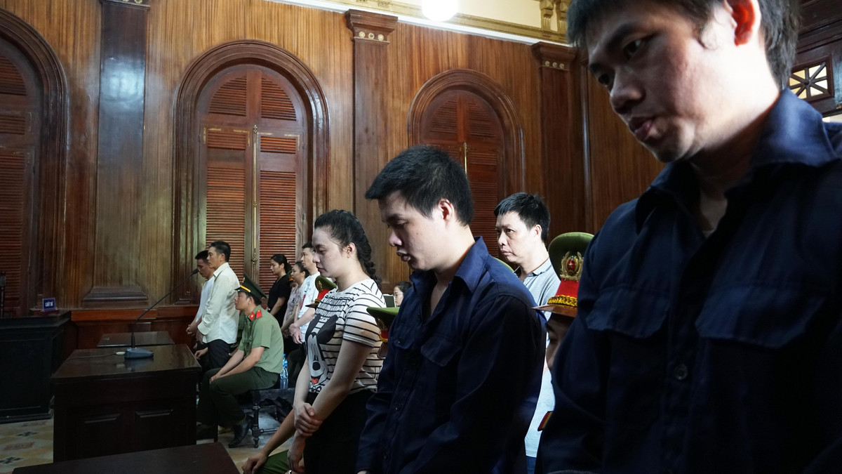 Cũng bị đề nghị mức án tử hình nhưng Nguyễn Đắc Huy, Phạm Bảo Quân (áo xanh bên phải) vẫn giữ được sự bình tĩnh, cúi đầu.
