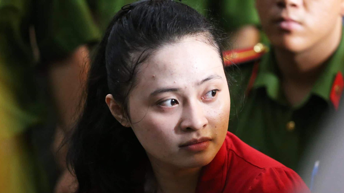 Là người tình có một con chung với "ông trùm", nét mặt Vũ Hoàng Anh Ngọc (hotgirl Ngọc Miu, 25 tuổi, quê Hải Phòng) khá tươi tỉnh khi xuất hiện tại tòa.