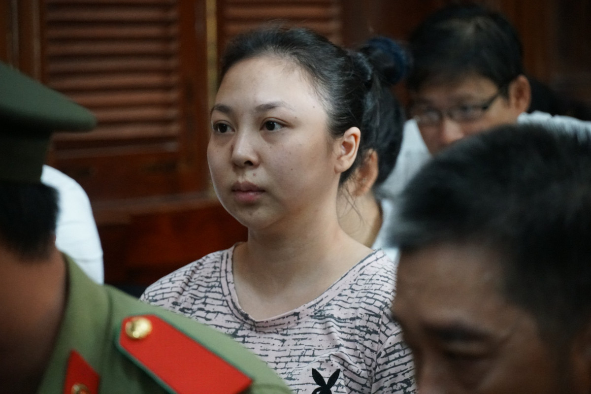 Là cánh tay đắc lực cho Dương trong việc mua bán "cái chết trắng", Lê Hương Giang (31 tuổi, quê Hà Nội) tỏ ra khá "bất cần" khi đứng trước bục khai báo.