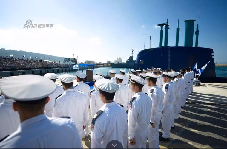 Tàu ngầm lớp Dolphin 2 được chế tạo trên cơ sở của tàu ngầm Type 209 nổi tiếng. Tuy nhiên lớp tàu ngầm này có khá nhiều thay đổi nên không được xem là một thành viên của gia đình Type 209.