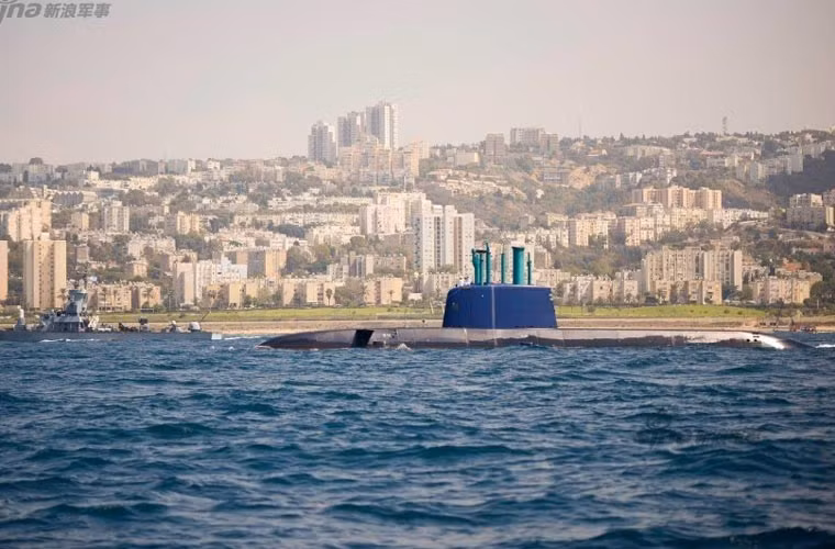 So với tàu ngầm Type 212 của Đức, Dolphin 2 dài hơn 12 mét, lượng giãn nước nặng hơn 500 tấn (Dolphin 2 dài 68,6m, lượng giãn nước khi nổi 2.050 tấn, khi lặn là 2.400 tấn). Vì vậy, nó được xem là lớp tàu ngầm phi hạt nhân lớn nhất được chế tạo tại Đức kể từ sau chiến tranh thế giới thứ II.