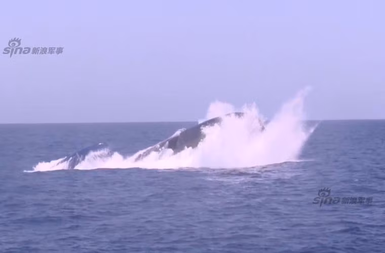 Tàu ngầm Dolphin 2 được trang bị 1 động cơ diesel MTU 16V 396 công suất 2.883 mã lực. Một động cơ AIP gồm có 9 tế bào nhiên liệu HDW/Siemens PEM. Một động cơ điện truyền động cho chân vịt 1 trục. Hệ thống động lực này giúp tàu đạt tốc độ tối đa 25 hải lý/h khi lặn, 12 hải lý/h khi nổi, phạm vi hoạt động 8.000 hải lý.