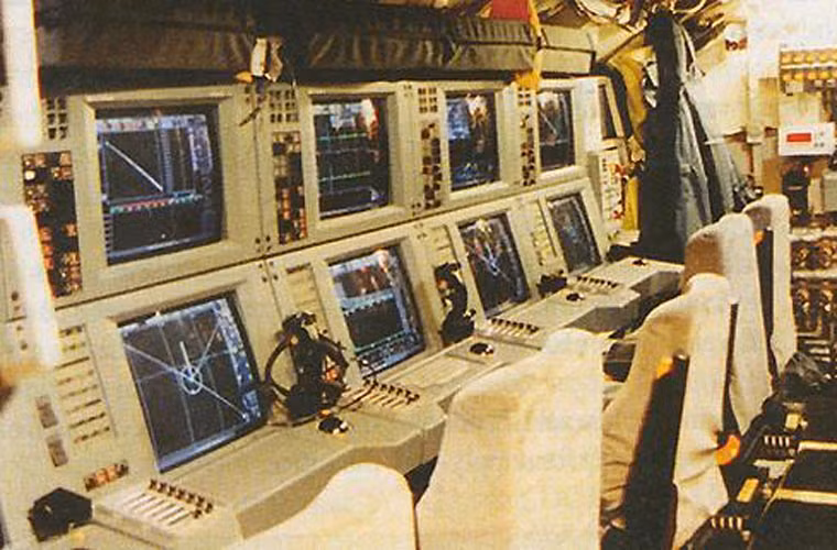 Hệ thống vũ khí trên tàu ngầm Dolphin được kiểm soát bởi hệ thống điều khiển vũ khí TCS ISUS 90-1. Hệ thống này kiểm soát một cách tự động các hệ thống cảm biến cung cấp cho người vận hành các thông tin đầy đủ nhất về mục tiêu để khai hỏa khi cần thiết.