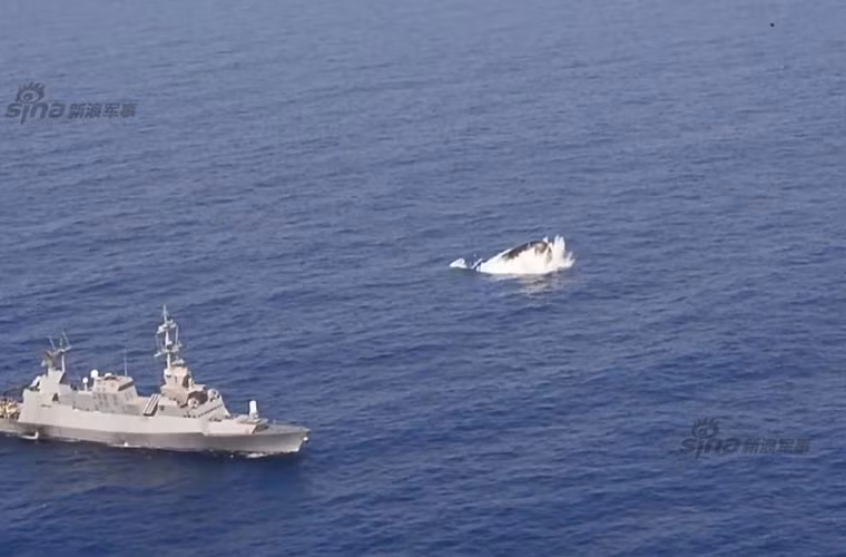 Cảm biến trên tàu gồm 1 radar tìm kiếm mục tiêu mặt nước hoạt động ở băng tần I, 1 bộ định vị thủy âm thụ động PRS-3. Dolphin 2 có 2 kính tiềm vọng cho phép tăng hiệu quả quan sát. Trong ảnh tàu ngầm INS Tanin đang thể hiện khả năng nổi khẩn cấp.