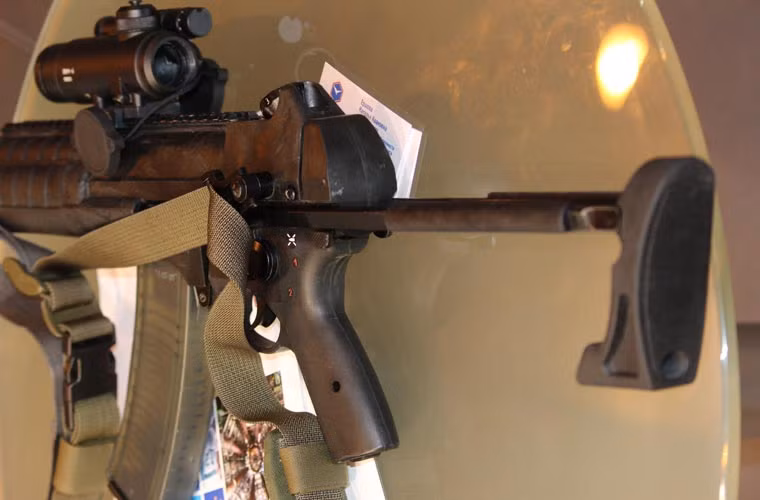 Các súng trường tiến công khác thường không duy trì được độ chính xác cần thiết khi bắn loạt do xung lực giật của súng quá lớn. Tiêu chí tác xạ chính xác khi bắn loạt nhờ ổn định hướng ngắm và chụm đạn theo cơ cấu nêu trên của AEK-971 được đánh giá là vượt trội so với các loại súng trường tiến công hiện nay.