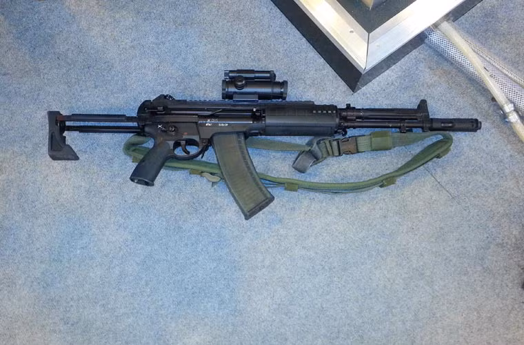 Nói đến súng trường tiến công sản xuất tại Nga, người ta nghĩ ngay đến AK-47 hay các hậu duệ của nó. Tuy nhiên, bên cạnh AK-47 các nhà sản xuất Nga còn cho ra đời những khẩu súng rất hiện đại. Tiêu biểu trong đó là súng trường tiến công AEK-971.