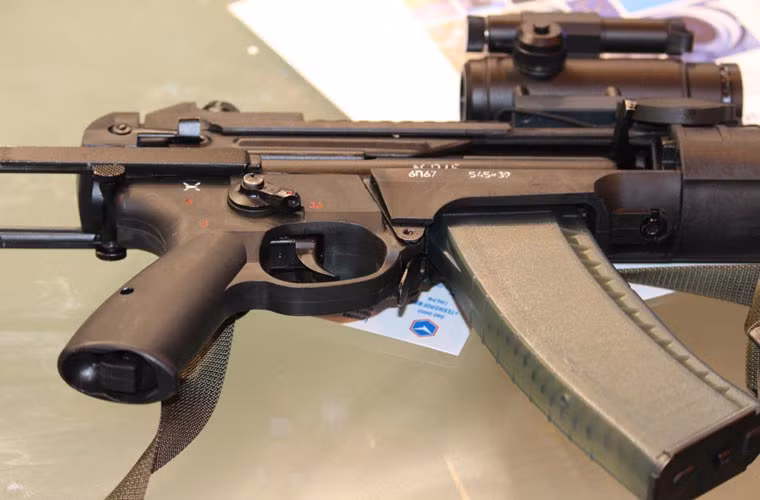 Súng trường tiến công AEK-971 hoạt động theo nguyên tắc trích khí với máy lùi đối trọng nhằm loại bỏ xung lực giật khi bắn giúp xạ thủ duy trì đường ngắm và độ chụm của đạn khi bắn loạt.