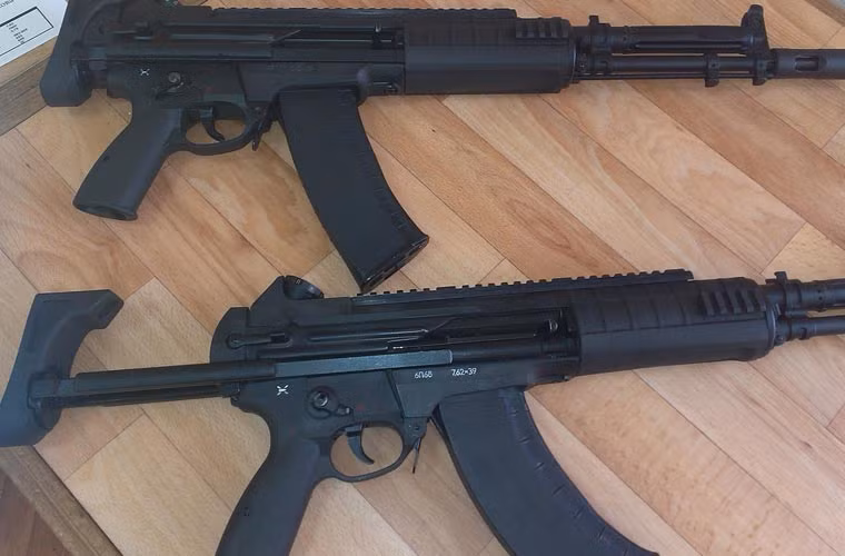 Các thử nghiệm thực địa cho thấy, AEK-971 có độ chính xác cao hơn 15% so với AK-74 ở chế độ bắn loạt, thậm chí có một số nhận định AEK-971 còn tốt hơn cả AK-12 đang được chế tạo.