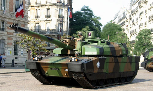 Điển hình là hệ thống FINDERS kết hợp hệ thống liên lạc ICONE TIS cho phép liên kết đội hình xe tăng thành một mạng lưới lên tới 100 chiếc, giúp kíp xe lên kế hoạch, hiệp đồng tác chiến dễ dàng, đây là khả năng mà không có bất kỳ một loại xe tăng nào khác trên thế giới làm được. Leclerc được trang bị hệ thống giáp đa lớp tiên tiến kết hợp giữa thép, titan và kim loại siêu cứng cùng module giáp phản ứng nổ cải tiến (NERA).