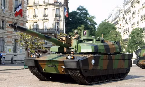 Điển hình là hệ thống FINDERS kết hợp hệ thống liên lạc ICONE TIS cho phép liên kết đội hình xe tăng thành một mạng lưới lên tới 100 chiếc, giúp kíp xe lên kế hoạch, hiệp đồng tác chiến dễ dàng, đây là khả năng mà không có bất kỳ một loại xe tăng nào khác trên thế giới làm được. Leclerc được trang bị hệ thống giáp đa lớp tiên tiến kết hợp giữa thép, titan và kim loại siêu cứng cùng module giáp phản ứng nổ cải tiến (NERA).