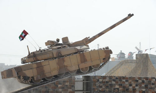 Sức mạnh hỏa lực của Leclerc cũng rất đáng gờm với pháo nòng trơn CN120-26 cỡ 120mm tích hợp thiết bị nạp đạn tự động cho phép đạt tốc độ bắn lên tới 12 phát/phút. Đây có lẽ là dòng xe tăng duy nhất của thế giới phương Tây sử dụng thiết bị nạp đạn tự động (thường chỉ thấy trên xe tăng Nga).