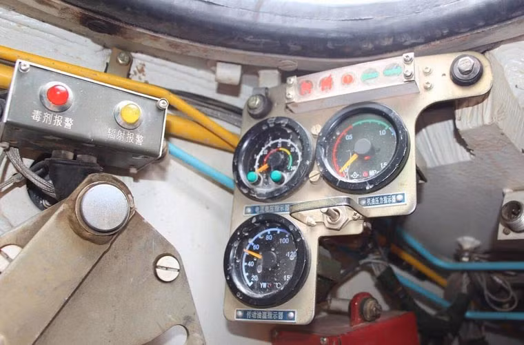 Các đồng hồ hiển thị thông số bên trong khoang của lái xe.