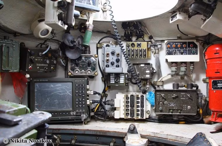 Khoang chỉ huy của Type 96 khá rộng rãi, thiết bị điện tử bên trong cũng khá hiện đại