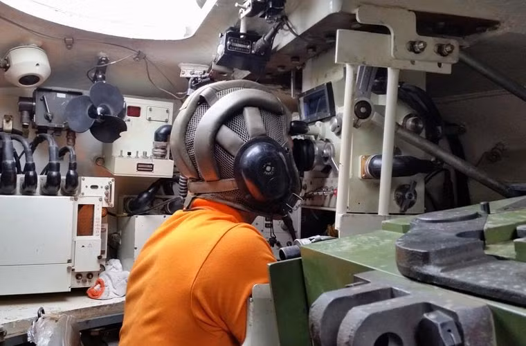 Vị trí nhắm mục tiêu của pháo thủ được trang bị kính ngắm ảnh nhiệt hoạt động ngày/đêm.