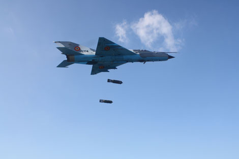 Biến thể tấn công mặt đất MiG-21 LanceR A ném bom.