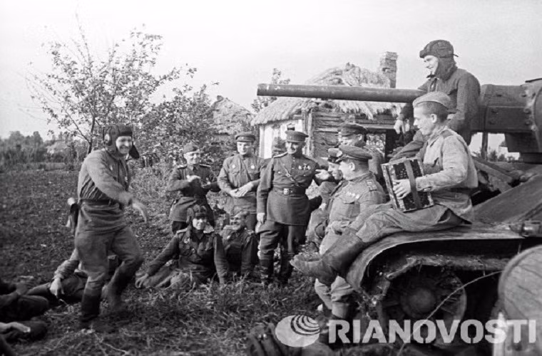 Những người lính tăng thiết giáp Liên Xô vui vẻ trong một giờ giải lao vào năm 1943.