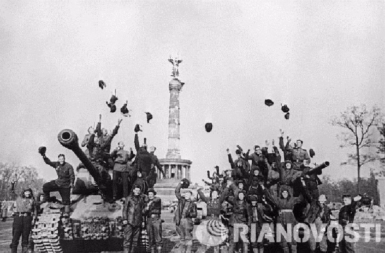Hồng quân Liên Xô đang ăn mừng chiến thắng trên 2 chiếc xe tăng T-34 và IS-2 vào ngày 9/5/1945 tại Berlin.