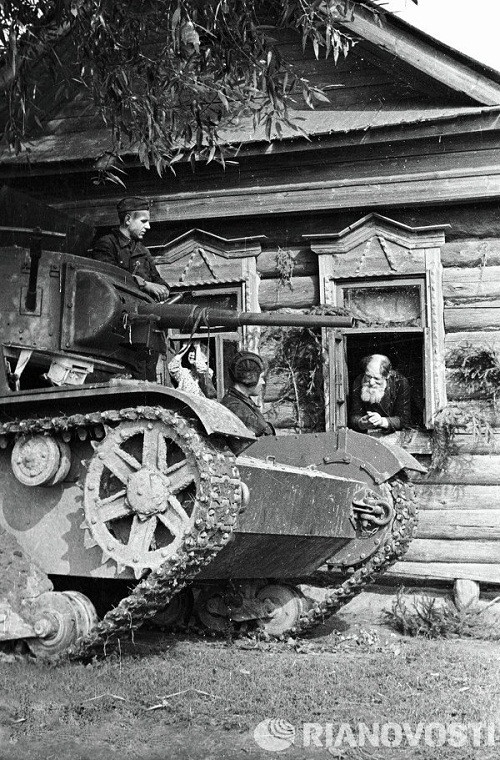 Trong ảnh là kíp chiến đấu của một chiếc xe tăng T-26 đang trao đổi với người dân. Ảnh chụp năm 1940.