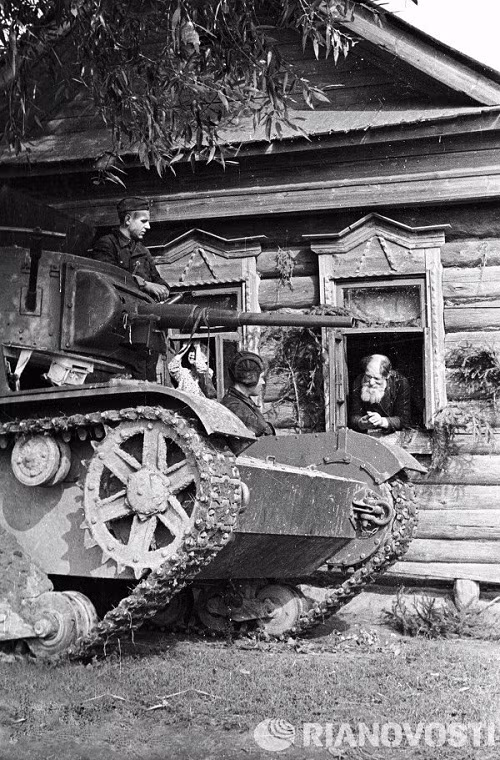 Trong ảnh là kíp chiến đấu của một chiếc xe tăng T-26 đang trao đổi với người dân. Ảnh chụp năm 1940.