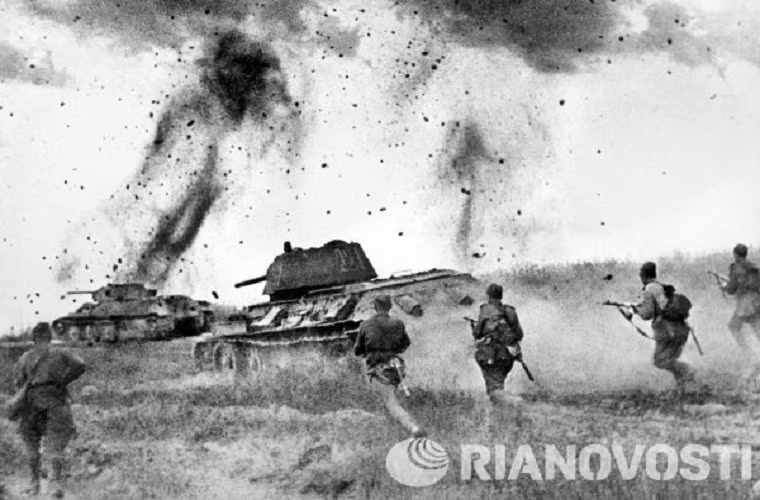 Hình ảnh đội hình xe tăng T-34 Liên Xô trong trận vòng cung Kursk, cuộc đấu tăng nổi tiếng nhất trong lịch sử tăng thiết giáp thế giới.