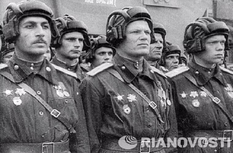 Những anh hùng của lực lượng tăng thiết giáp Liên Xô được trao huân chương chiến thắng tại lễ duyệt binh mừng chiến thắng tại Quảng trường đỏ vào tháng 6/1945.