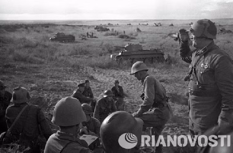 Lữ đoàn xe tăng số 11 của Liên Xô trên vùng đồi Baintsagan gần sông Khalkhyn trong một cuộc tập trận vào năm 1939.