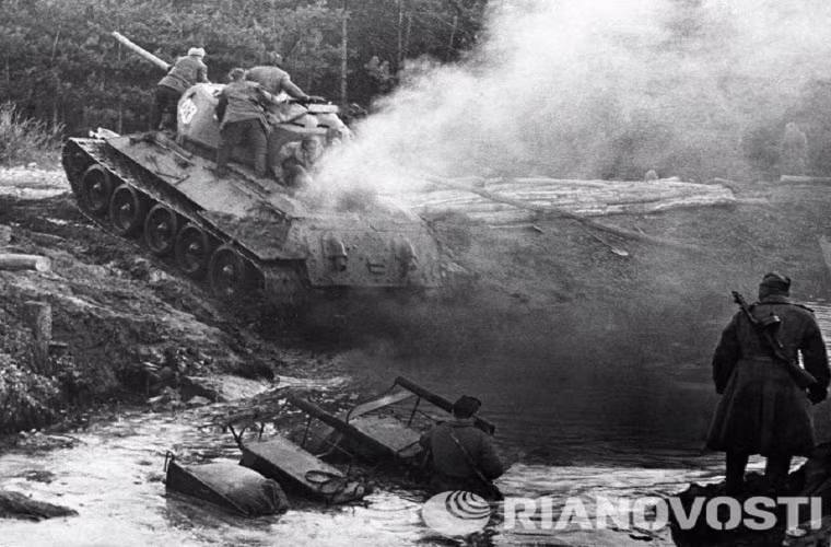 Một chiếc T-34 vượt qua một con kênh ở ngoại ô Berlin, trên đường tiến vào thành trì cuối cùng của Phát xít Đức.