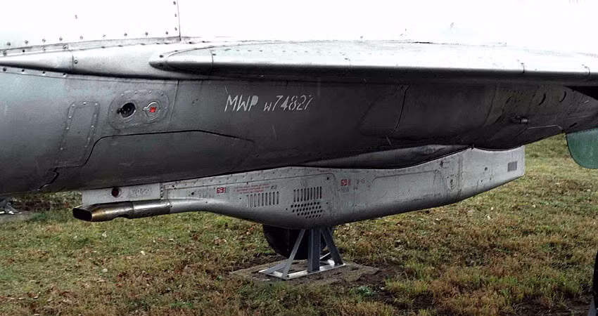 Thế hệ MiG-21 này vẫn chỉ có 2 mấu cứng trên cánh để gắn tên lửa. Pháo và đạn được gắn bên ngoài ở giữa thân dưới là loại pod GP-9 chứa 1 pháo GSh-2-23 23mm 2 nòng (trong ảnh).