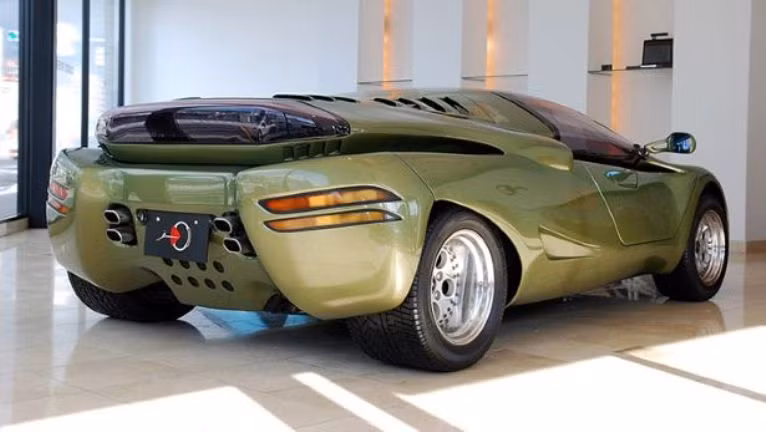 Ngay khi còn là một cậu bé 13 tuổi, ông đã mơ về một chiếc siêu xe do chính tay mình thiết kế. Tuy nhiên, mãi đến năm 41 tuổi, ông mới thực hiện được ước mơ này bằng cách mua một chiếc Lamborghini Countach và độ lại hoàn toàn chiếc xe một cách thủ công.