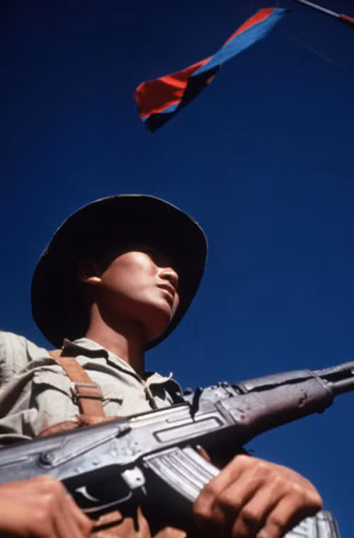 Súng trường tiến công họ AK được xem là huyền thoại của các huyền thoại súng trên thế giới với hơn 100 triệu khẩu được sản xuất gồm nhiều biến thể, được chọn là vũ khí tiêu chuẩn ở quân đội 50 quốc gia (trong đó có Việt Nam). Thậm chí, ở nhiều nước, AK được lựa chọn làm biểu tượng trên quốc kì, quốc huy... Trong ảnh là chiến sĩ quân giải phóng miền Nam Việt Nam với khẩu AK-47.