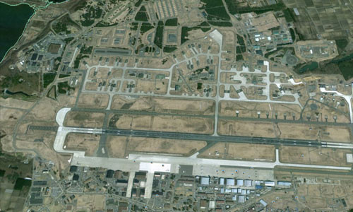 Để có một cái nhìn tổng quan từ Bắc đến Nam. Đầu tiên phải đi từ căn cứ Misawa - phía Bắc Nhật Bản, căn cứ này tư lâu đảm nhận nhiệm vụ giám sát đối với Liên Xô, nhưng sau năm 1991 thì vị thế của căn cứ này cũng giảm. Tuy nhiên, từ cách bố trí nhà chứa máy bay dày đặc trong ảnh cho thấy, một khi xung quanh có biến, căn cứ Misawa vẫn có khả năng rất cao.