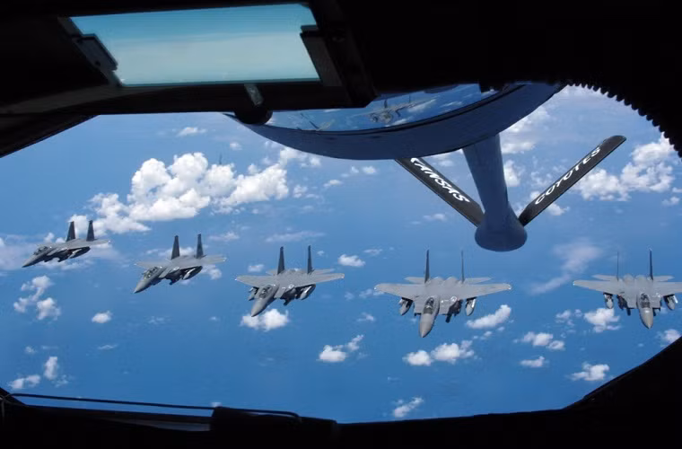 Việc trang bị các máy bay tiếp nhiên liệu trên không sẽ giúp Không quân Mỹ triển khai nhanh các máy bay chiến đấu đến khu vực cần thiết. Trong khi thời gian triển khai các máy bay chiến đấu từ căn cứ hay tàu sân bay quá lâu, có thể đánh mất yếu tố bất ngờ từ các chiến dịch không kích trên không.