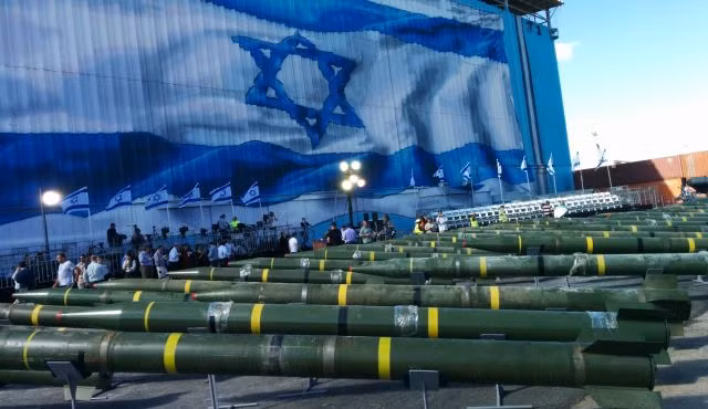 Trong ảnh là lô đạn phản lực cỡ 302mm M-302 mà IDF tịch thu được trong một chiến dịch quân sự trên Biển Đỏ.