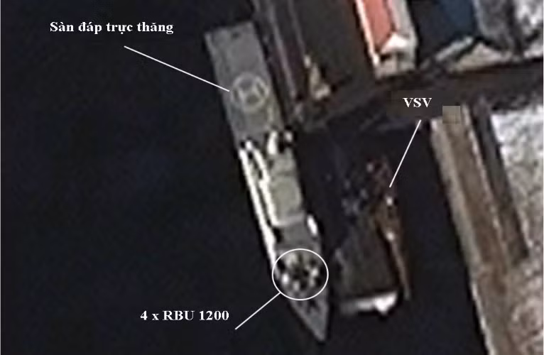 Một trong hai chiếc khu trục hạm săn ngầm mới, tạm gọi là lớp Nampo, neo đậu tại cảng Nampo. Ảnh chụp vệ tinh 27/12/2013. Nguồn: DigitalGlobe.