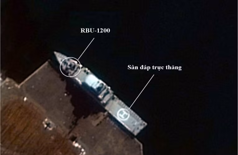 Chiếc khu trục lớp Nampo còn lại, neo đậu tại cảng của nhà máy đóng tàu Naji. Ảnh chụp vệ tinh ngày 17/1/2014. Nguồn: Digital Globe