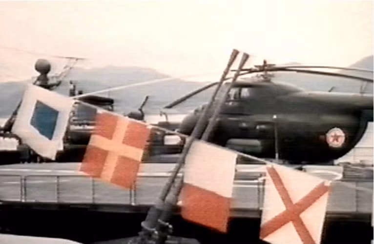 Trực thăng chống ngầm Mi-4 trên bong tàu 823, trong khoảng thời gian 2004-2007. Ảnh từ KCTV