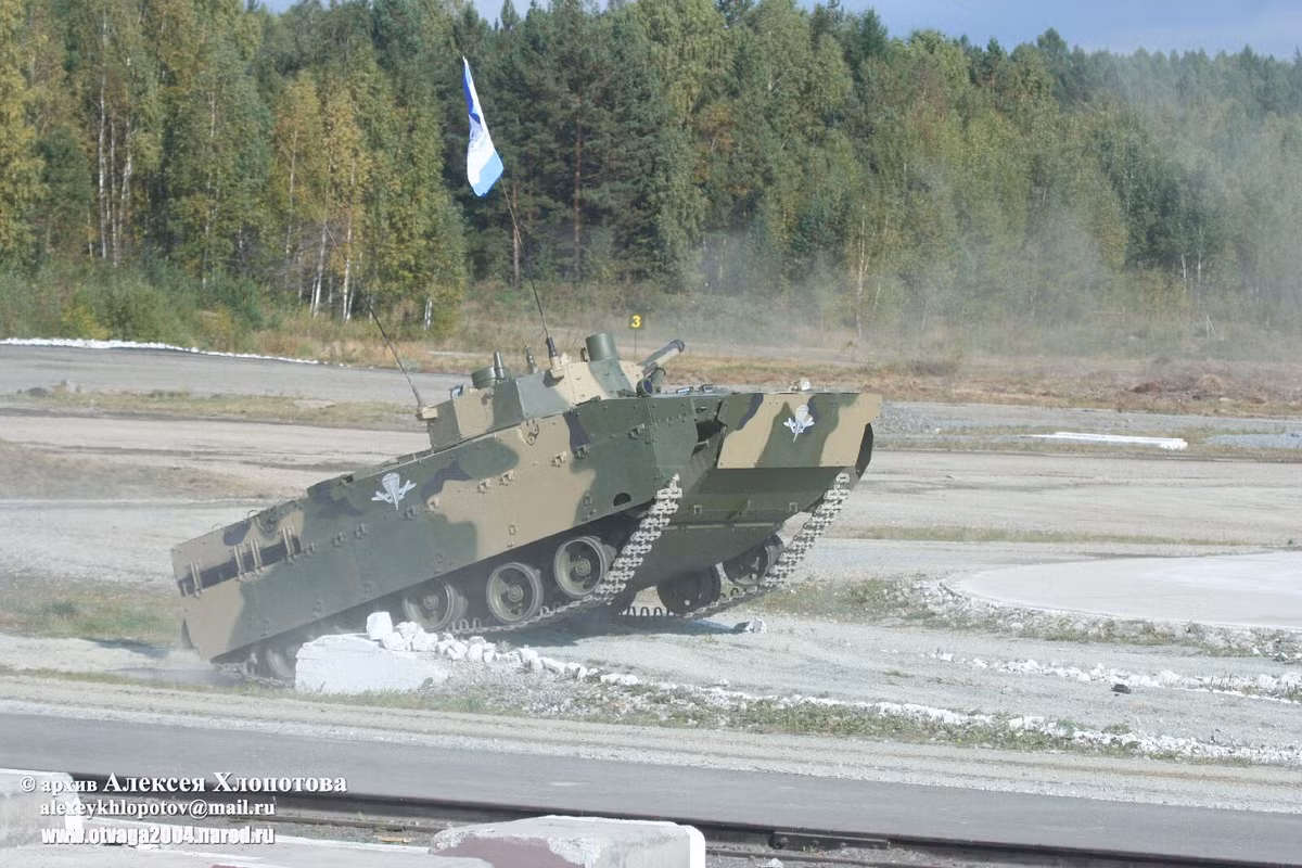 Tuy có trọng lượng 13,5 tấn nhưng những chiếc BMD-4M vẫn có khả năng vượt địa hình tuyệt vời, nhờ được trang bị hệ thống động cơ mạnh mẽ.