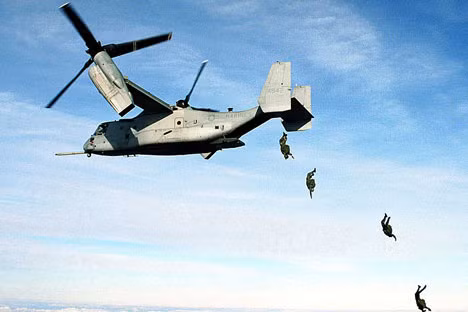 Thủy quân lục chiến Mỹ nhảy dù ra khỏi một chiếc V-22 .