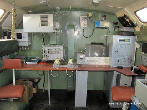 Bên trong phòng điều khiển trung tâm của hệ thống gây nhiễu R-330ZH. Bên trong phòng điều khiển trung tâm của hệ thống gây nhiễu R-330ZH.