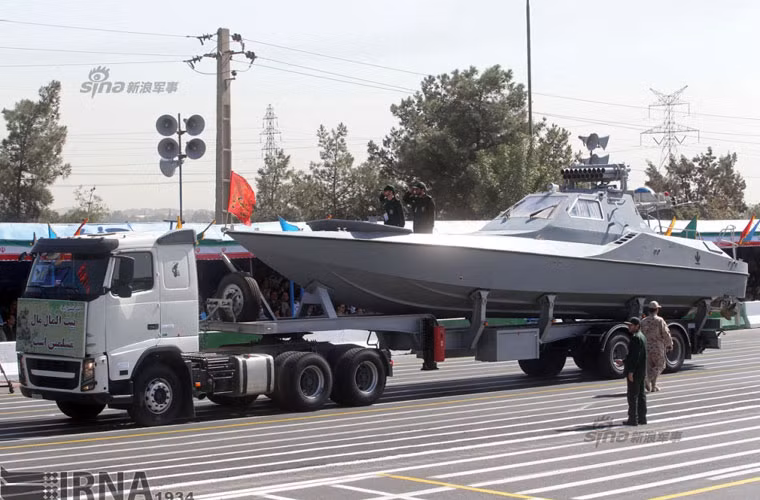 Xuồng cao tốc trang bị bệ pháo phản lực phóng loạt cỡ nhỏ.