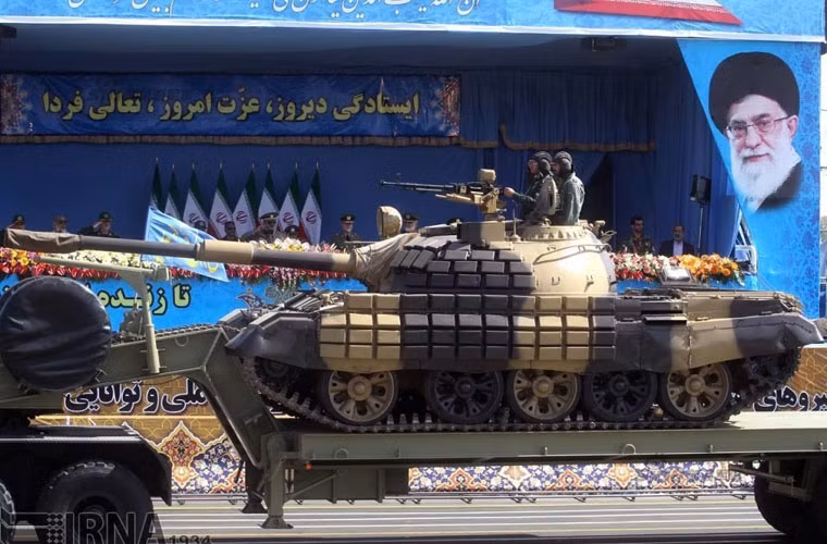 Xe tăng chiến đấu chủ lực T-72Z Safir-74 - biến thể hiện đại hóa T-55 do Iran tự thực hiện. Gói nâng cấp này trang bị hệ thống điều khiển hỏa lực mới, pháo nòng xoắn M68 105mm, động cơ V46-6 780 mã lực và giáp phản ứng nổ bao quanh thân và tháp pháo.