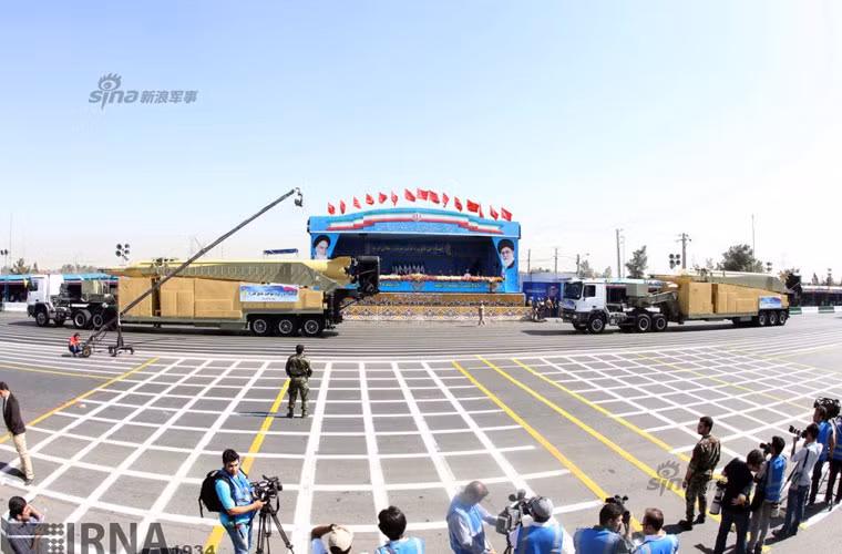 Trong ảnh là bệ phóng tự hành chở tên lửa đạn đạo tầm trung Shahab-3B có tầm bắn tới 2.000 km.