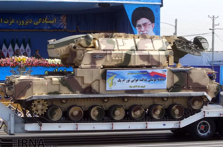 Điểm nhấn cuộc duyệt binh năm này là sự xuất hiện của hàng loạt hệ thống phòng không do Iran chế tạo.