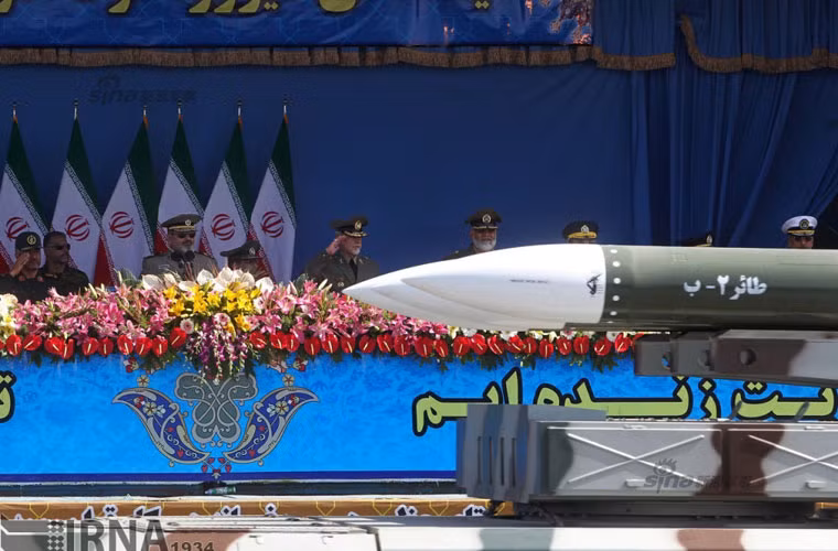 Trên lễ đài cuộc duyệt binh là Tổng thống Iran Hassan Rouhani và các quan chức chính phủ, quân sự cấp cao.