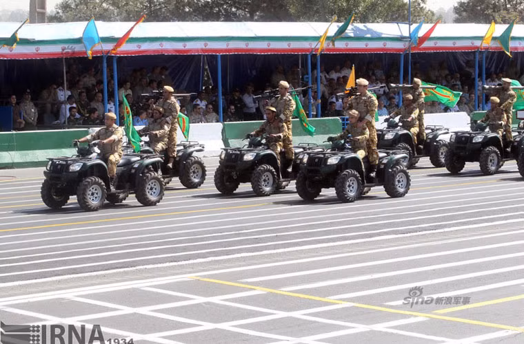 Binh sĩ Iran vác tên lửa vác vai đối không đứng trên xe cơ động 4 bánh.