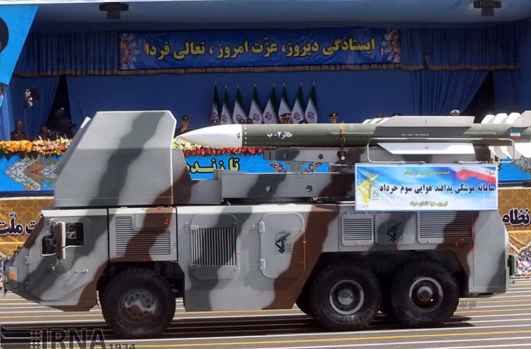 Hệ thống phòng không tầm trung Khordad 3 (tầm bắn 50km, độ cao 25km) có kiểu dáng bệ phóng tích hợp radar giống với bệ phóng hệ thống Buk-M2 Nga.