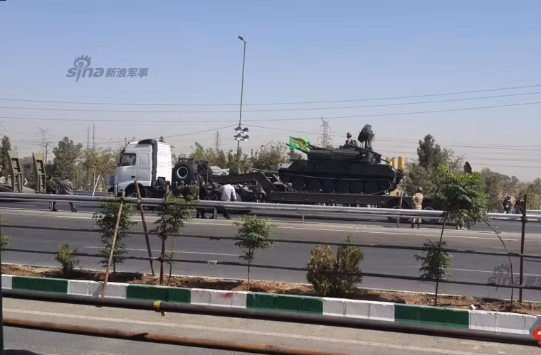 Xe đầu kéo chở hệ thống pháo phòng không tự hành ZSU-23-4 đang chuẩn bị tiến vào lễ đài.