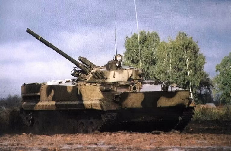 BMP-3 có thể hạ gục bất cứ mẫu xe tăng nào của Quân đội Ukraine nếu như giao chiến trực tiếp. Tuy là lớp giáp xe khá mỏng nhưng nó có thể bổ sung giáp phản ứng nổ và hệ thống phòng vệ chủ động khi cần. Cho nên dù đóng vai trò như một mẫu xe chiến đấu bộ binh chuyển quân nhưng BMP-3 lại có sức mạnh như một chiếc xe tăng hạng nhẹ.