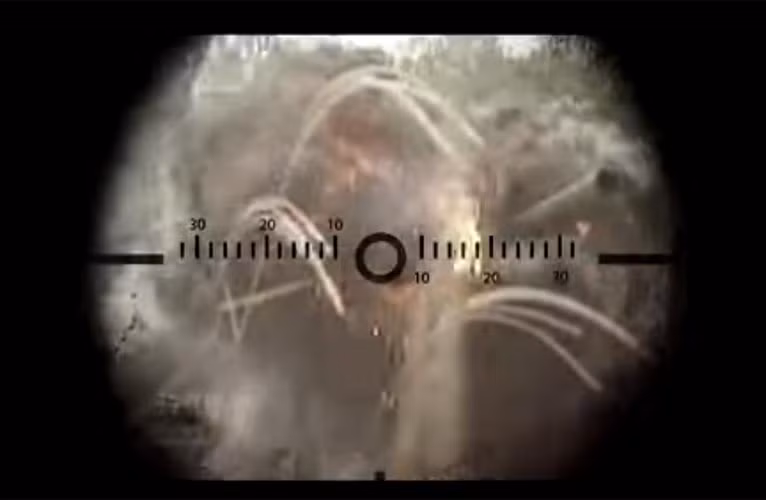 T-80 bị bắn cháy ngay phát đạn đầu tiên của K1. Xét về mặt hỏa lực thì T-80 có ưu thế hơn với pháo chính 125mm nạp đạn tự động trong khi đó K1 nạp đạn bằng tay. Ngoài ra T-80 còn có khả năng diệt tăng tầm xa với tên lửa AT-11 Sniper phóng qua nòng pháo.